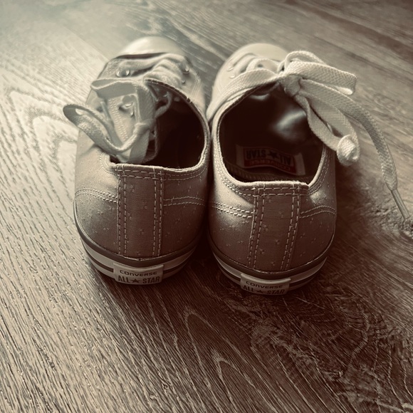 Womens converse size 6 never worn. List grey with pattern. - Picture 3 of 5